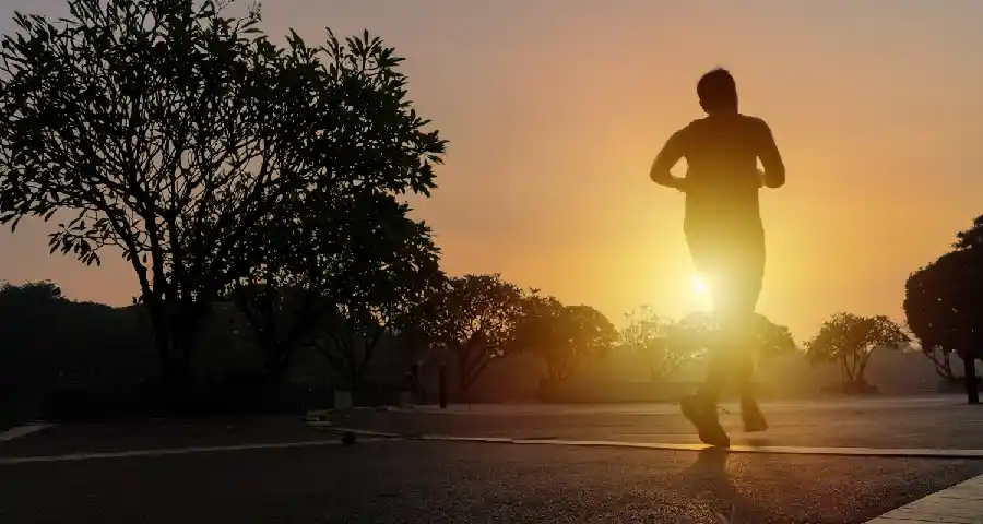 lari pagi sore sambil merokok