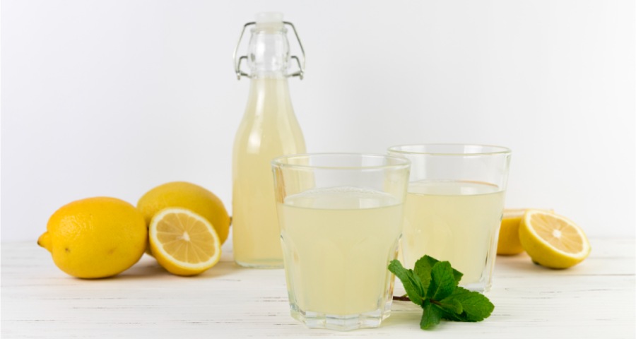 minum air lemon